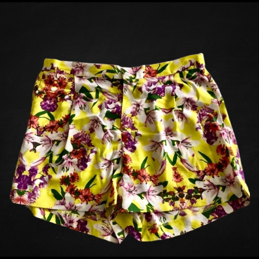 ⭐️NEW⭐️ Floral 💐 Yellow Shorts - Picture 1 of 2